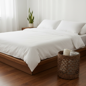 Camera da letto – cesto con coperte in lino