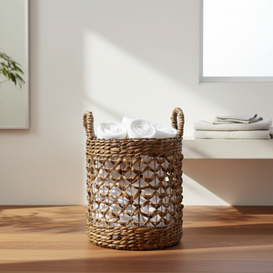 Cesto in bagno con asciugamani