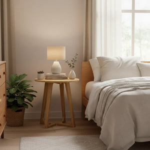 Tavolino rotondo in legno di mango TEAKé in camera da letto luminosa con arredi naturali