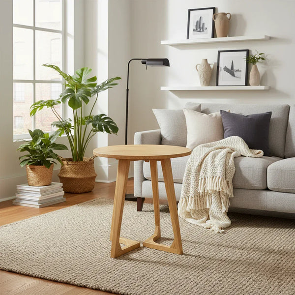 Tavolino soggiorno in legno di mango TEAKé, design moderno, accanto a divano e piante