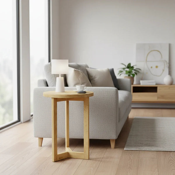 Tavolino in legno chiaro TEAKé accanto a divano grigio in soggiorno moderno luminoso