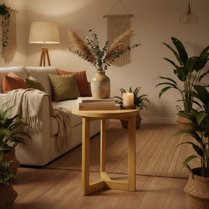 Tavolino in legno naturale TEAKé con vaso decorativo, libri e candela in salotto moderno