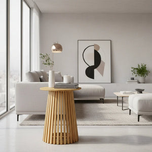 Tavolino in legno design contemporaneo TEAKé in salotto moderno con divano chiaro e decorazioni minimaliste.
