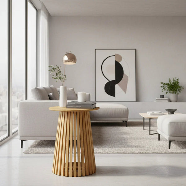 Tavolino in legno design contemporaneo TEAKé in salotto moderno con divano chiaro e decorazioni minimaliste.