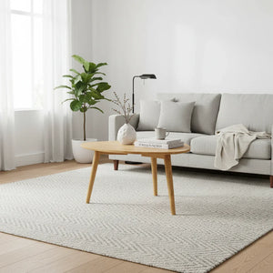 Tavolino in legno stile scandinavo su tappeto chiaro, soggiorno moderno TEAKé.