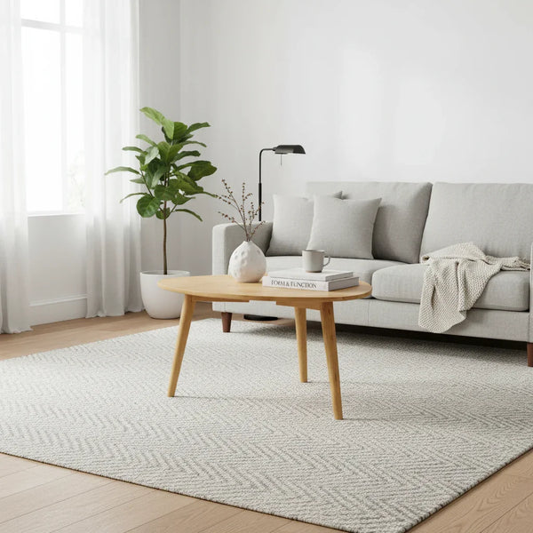 Tavolino in legno stile scandinavo su tappeto chiaro, soggiorno moderno TEAKé.